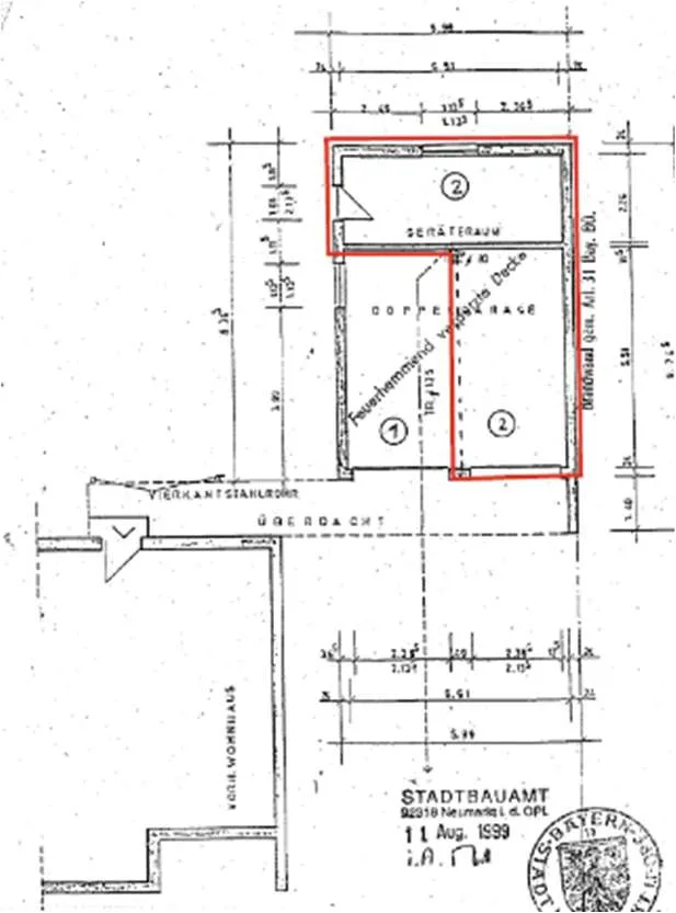 Straßenansicht des Wohngebäudes mit Balkon und Garage