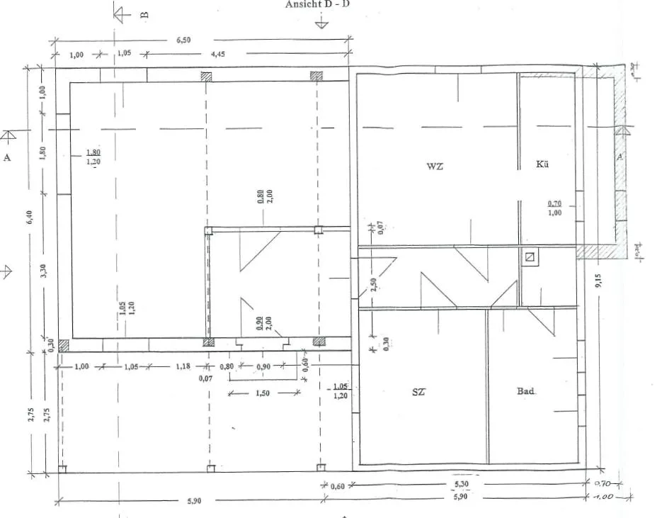 Frontansicht des eingeschossigen Wohnhauses mit Glasfronten, Holzverkleidung und Terrasse bei Winterlicht.
