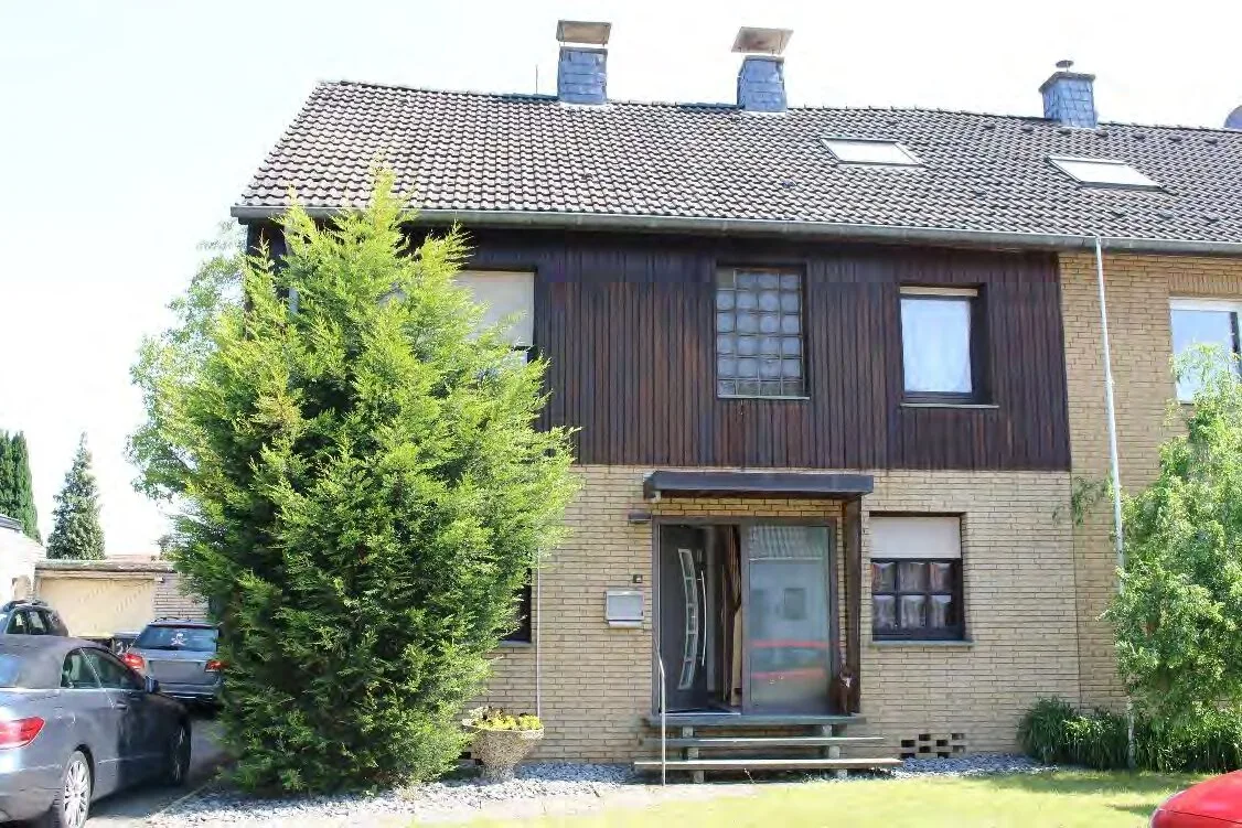 Straßenansicht der Doppelhaushälfte mit Eingangsbereich und Vorgarten