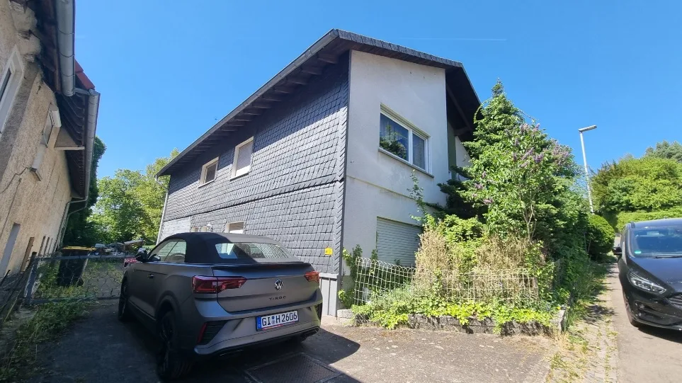 Hauptfassade – zweigeschossiges Wohnhaus frontal