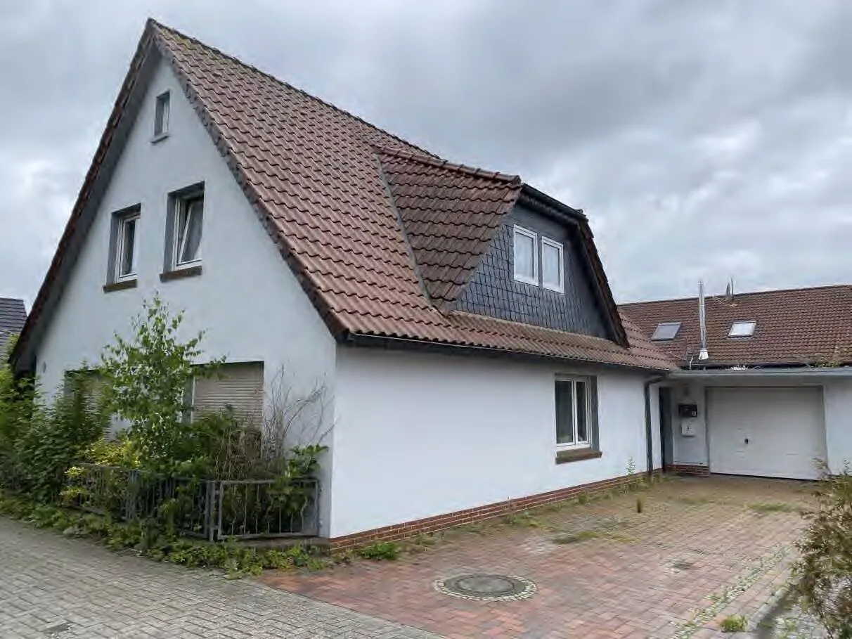 Außenansicht Wohnhaus mit Garage und Vorplatz