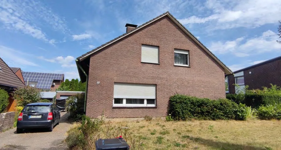 Außenansicht des Einfamilienhauses (Nr. 37) mit Giebelseite und Vorgarten