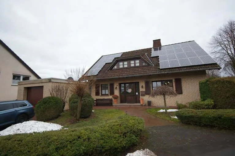 Außenansicht Vorderseite mit Eingang und Photovoltaikanlage
