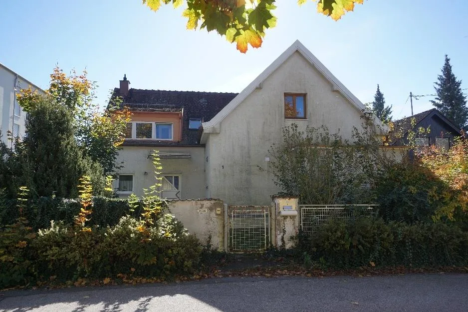 Außenansicht des Wohngebäudes von der Straßenseite mit Giebel und Eingangsbereich
