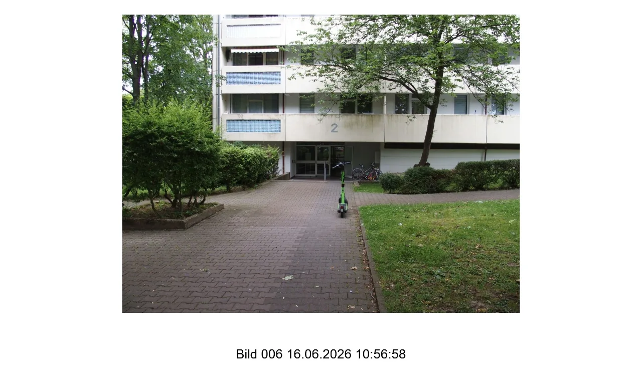 Frontansicht des Wohngebäudes mit Hauseingang und Zufahrtsweg, Gebäude klar im Vordergrund.