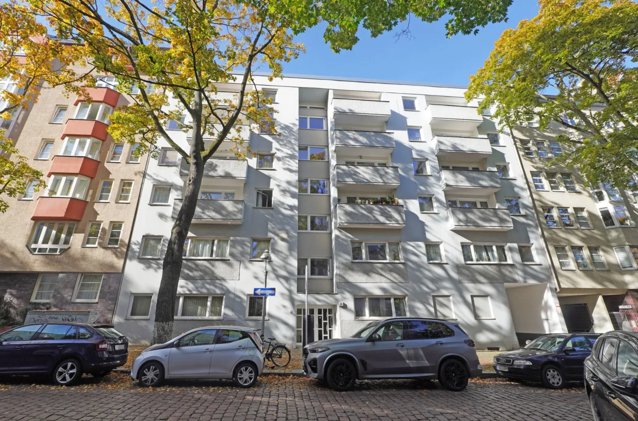 Frontale Außenansicht des Mehrfamilienhauses mit Balkonen bei Tageslicht